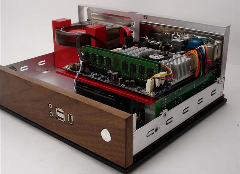 Illustration for article titled Beautiful Walnut Radio Is Actually Artful PC Casemod